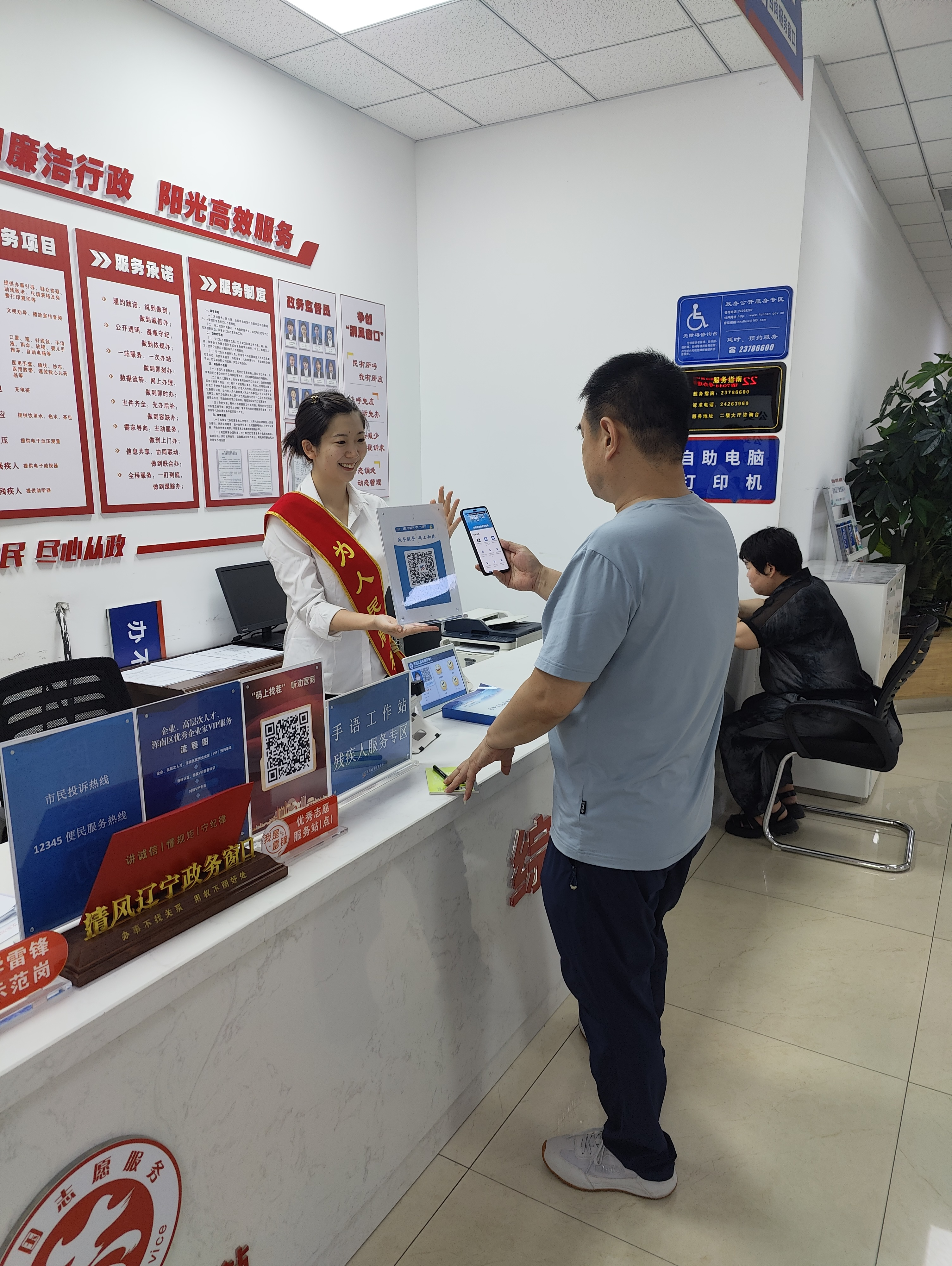 区政务服务中心：码上有服务 办事更便捷